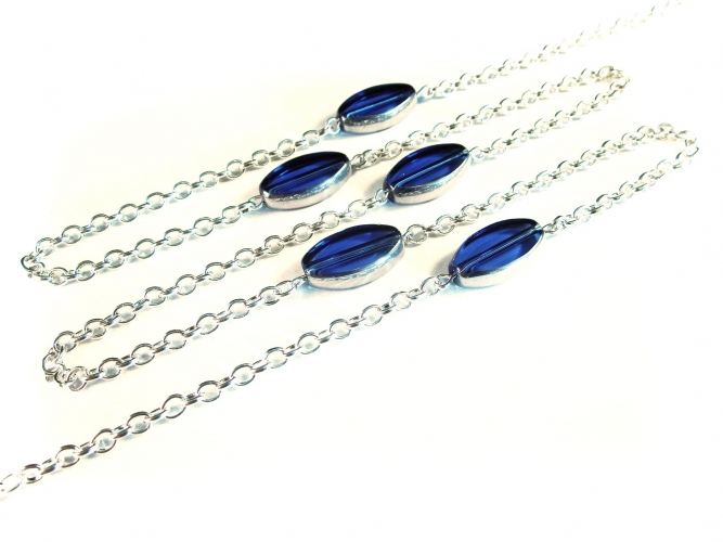 Silberfarbene Brillenkette mit blauen ovalen Kristallglasperlen