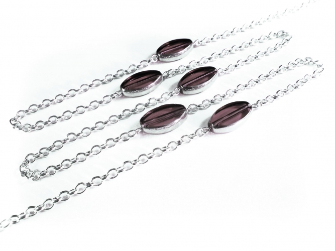 Silberfarbene Brillenkette mit lila ovalen Glasperlen von maxmuc