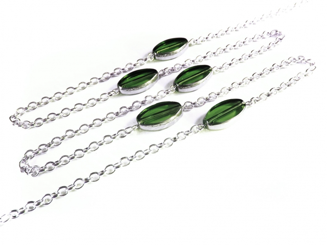 Silberfarbene Brillenkette mit grünen ovalen Kristallglasperlen