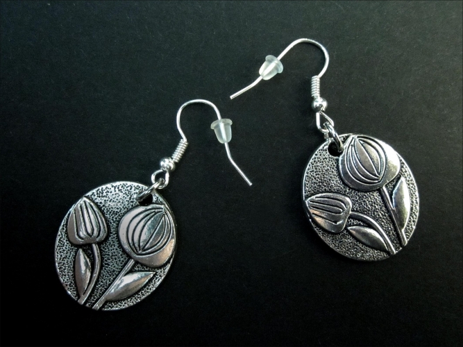 Silberfarbene Ohrhänger mit ovalen Tulpenanhängern