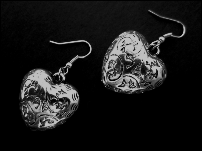 Leichte silber Herz Ohrhänger Trachtenherz Ohrringe mit filigranem Blumenmuster aus Acryl - Trachtenschmuck Dirndlschmuck