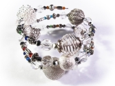 Filigrane 3-reihige bunte Armspirale mit Glasperlen und Metallperlen UNIKAT