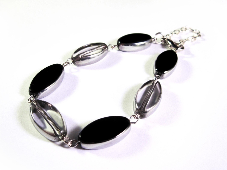 Schwarz weisses Armband / Armkette mit Kristallglasperlen mit Silberrand - Glasschmuck