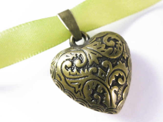 Schmales hellgrünes Halsband mit filigranem Trachtenherz in bronze - Trachtenschmuck Dirndlschmuck