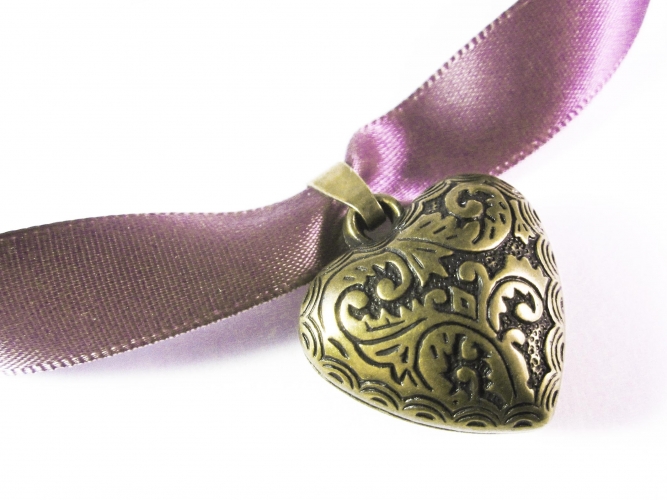 Lila Halsband mit filigranem Trachtenherz in bronze - Trachtenschmuck Dirndlschmuck