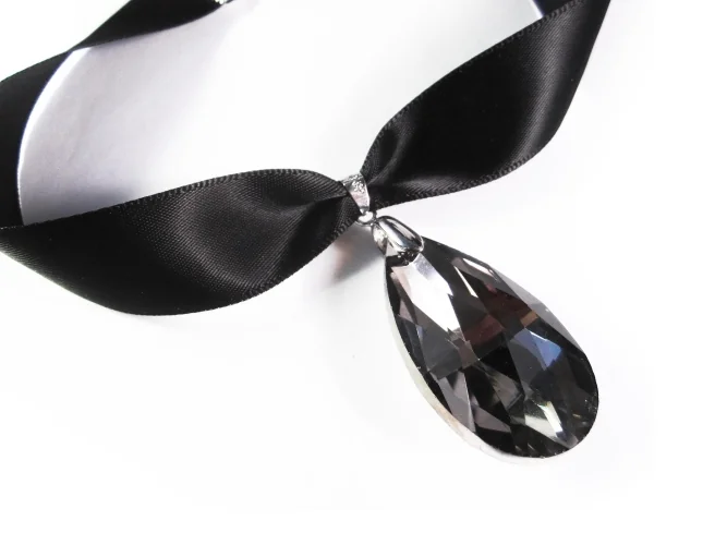 Schwarzes Kropfband mit geschliffenem grauen Glastropfen - Trachtenschmuck Dirndlschmuck