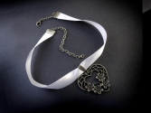 Hellgraues Halsband mit bronzefarben Trachtenherz - Trachtenschmuck Dirndlschmuck