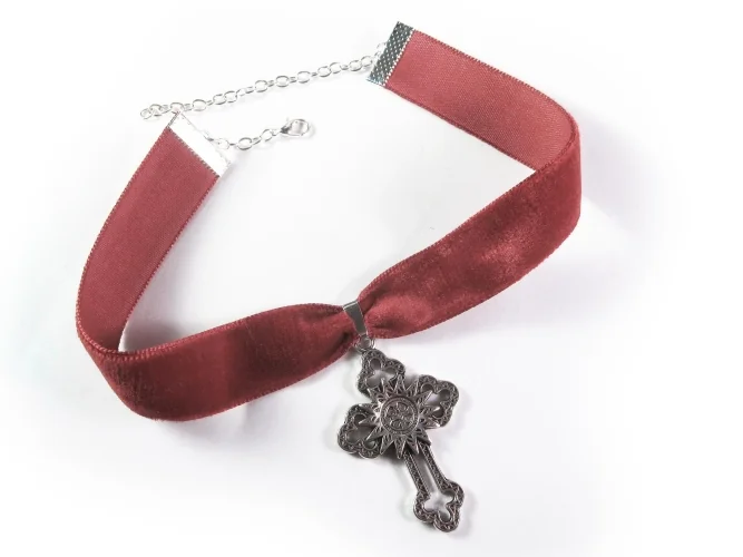Rotes Halsband / rotes Kropfband aus Samt mit Kreuz in silberfarben - Trachtenschmuck Dirndlschmuck