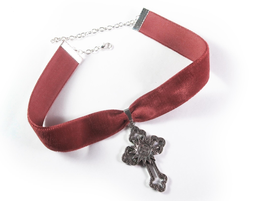 Rotes Halsband / rotes Kropfband aus Samt mit Kreuz in silberfarben - Trachtenschmuck Dirndlschmuck