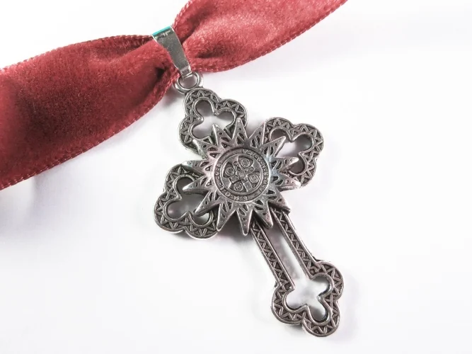 Rotes Halsband / rotes Kropfband aus Samt mit Kreuz in silberfarben - Trachtenschmuck Dirndlschmuck