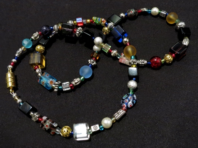 Halskette 55cm aus bunten Glasperlen und gold- und silberfarbenen Spacern UNIKAT