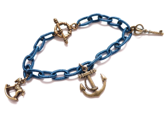 Blaues Stoff Bettelarmband mit bronze Anhängern - Stoffschmuck