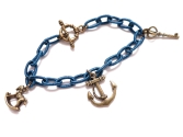 Blaues Stoff Bettelarmband mit bronzefarben Anhängern