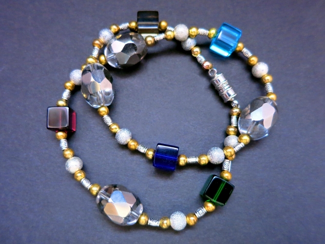 Halskette 40cm aus bunten Glasperlen mit silbernen und goldenen Spacern - Glasschmuck