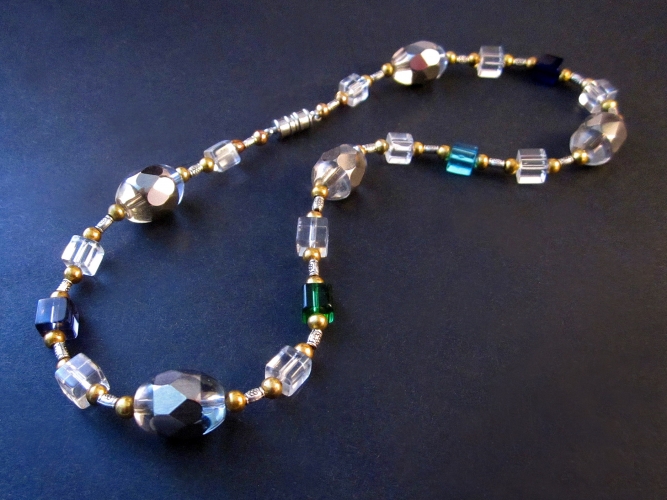 Halskette aus bunten Glasperlen mit silbernen und goldenen Spacern