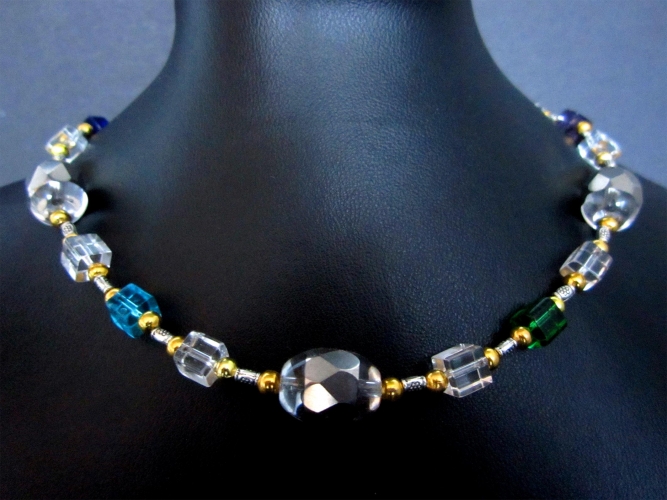 Halskette aus bunten Glasperlen mit silbernen und goldenen Spacern