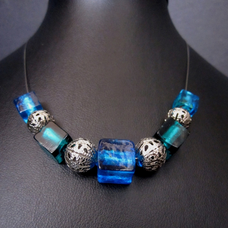 Türkise Halskette mit blauen Glascubes und filigranen Metallkugeln
