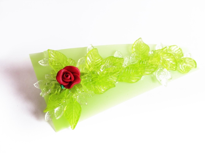 Grüne Haarspange mit kleinen Blättern und roter Rose UNIKAT - Haarspange Haarschmuck