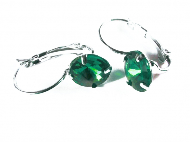 Emerald grüne Ohrringe aus funkelndem Kristallglas als Durchzieher