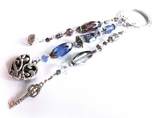 Schlüsselanhänger Sternenschweif in Amethyst, Blau und Silber mit Glöckchen, Herz und Schlüssel - Filigraner Schlüsselanhänger