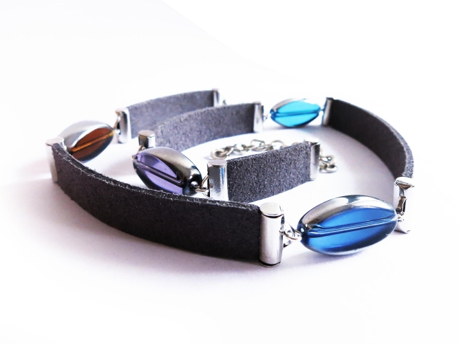 Dunkelgraues Lederarmband mit flachen Glasperlen mit Silberrand und Kunstleder - Veganes Lederarmband