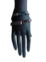 Dunkelgraues Armband mit flachen Glasperlen mit Silberrand und Kunstleder