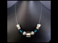 Kette mit grünblauen und weissen Glascubes und filigranen Kugeln