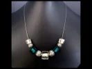 Kette mit grünblauen und weissen Glascubes und filigranen Kugeln