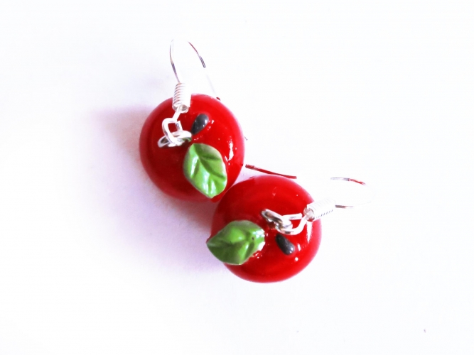 Rote Apfel Ohrringe mit kleinen grünen Blättchen - bunter Sommerschmuck