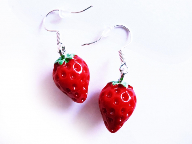 Rote Erdbeer Ohrringe mit kleinen grünen Blättchen - bunter Sommerschmuck