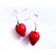 Rote Erdbeer Ohrringe mit kleinen grünen Blättchen - bunter Sommerschmuck