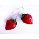 Mittelgroße rote Erdbeer Ohrringe mit kleinen grünen Blättchen - bunter Sommerschmuck