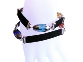 Schwarzes Lederarmband mit geschliffenen Glasperlen und Kunstleder