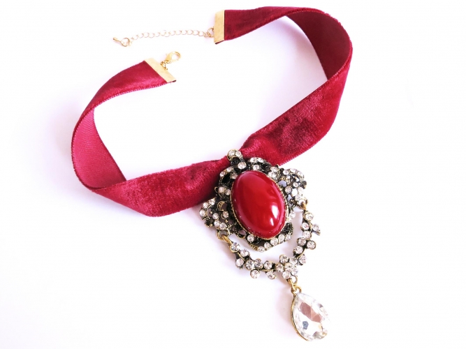 Rotes Halsband bzw. Kropfband aus Samt mit rotem Strassanhänger - Trachtenschmuck Dirndlschmuck