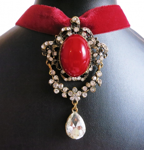 Rotes Halsband bzw. Kropfband aus Samt mit rotem Strassanhänger - Trachtenschmuck Dirndlschmuck