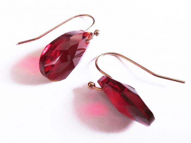 Rubinrote Ohrringe aus funkelndem Glas mit rosegoldfarben Durchziehern