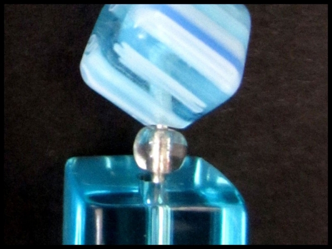 Ohrringe mit türkisem Kristallglas und Millefiori-Würfeln