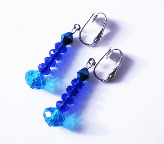 Mittellange blaue Ohrclips Ohrhänger aus Kristallglas von maxmuc