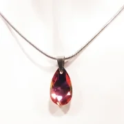 Kurze Edelstahl Halskette mit Glastropfen in vitrail magentarot - Edelstahlschmuck