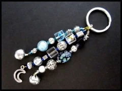 Blauer Schlüsselanhänger mit Glöckchen und Mondanhänger