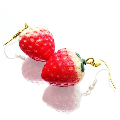 Erdbeer Ohrringe mit kleinen grünen Blättchen - bunter Sommerschmuck