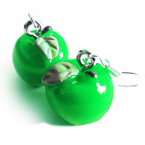 Grüne Apfel Ohrringe mit kleinen grünen Blättchen - bunter Sommerschmuck