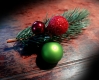 Weihnachts Haarspange mit grünen und roter Kugeln und Tannenzweig - Weihnachten Haarschmuck
