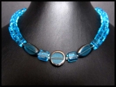 Kurzes Collier aus türkisem und silberfarbenem Glas