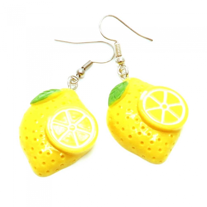 Flache gelbe Zitronen Ohrringe mit kleinen grünen Blättchen - bunter Sommerschmuck