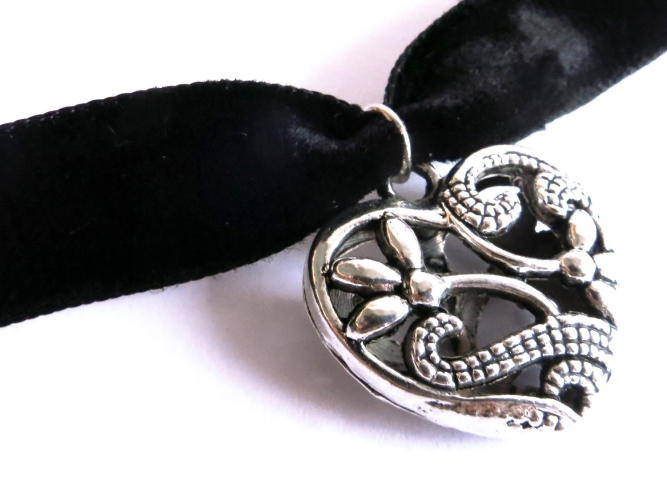 Schwarzes Samt Halsband / Kropfband mit silberfarbenem Trachtenherz - Trachtenschmuck Dirndlschmuck