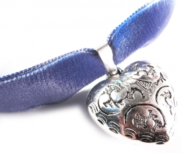 Blaues Samt Halsband / Kropfband mit Trachtenherz