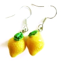 Gelbe Zitronen Ohrringe 'Vitamin C' mit kleinen grünen Blättchen - bunter Sommerschmuck