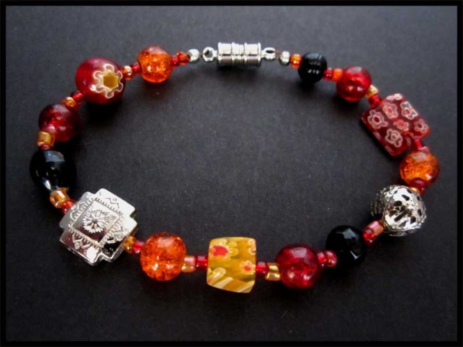 Rotes Armband mit Millefioriglas und Tibetsilber UNIKAT