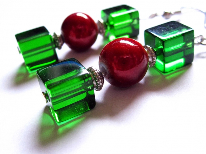 Ohrhänger mit grünem Kritallglas und roten irisierenden Perlen - Weihnachtlich
